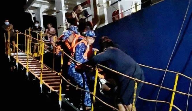 越南海警成功救助海上遇险外籍船员。