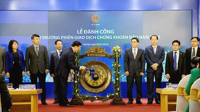Bộ trưởng Bộ Tài chính Đinh Tiến Dũng đánh cồng khai trương phiên giao dịch đầu năm 2018