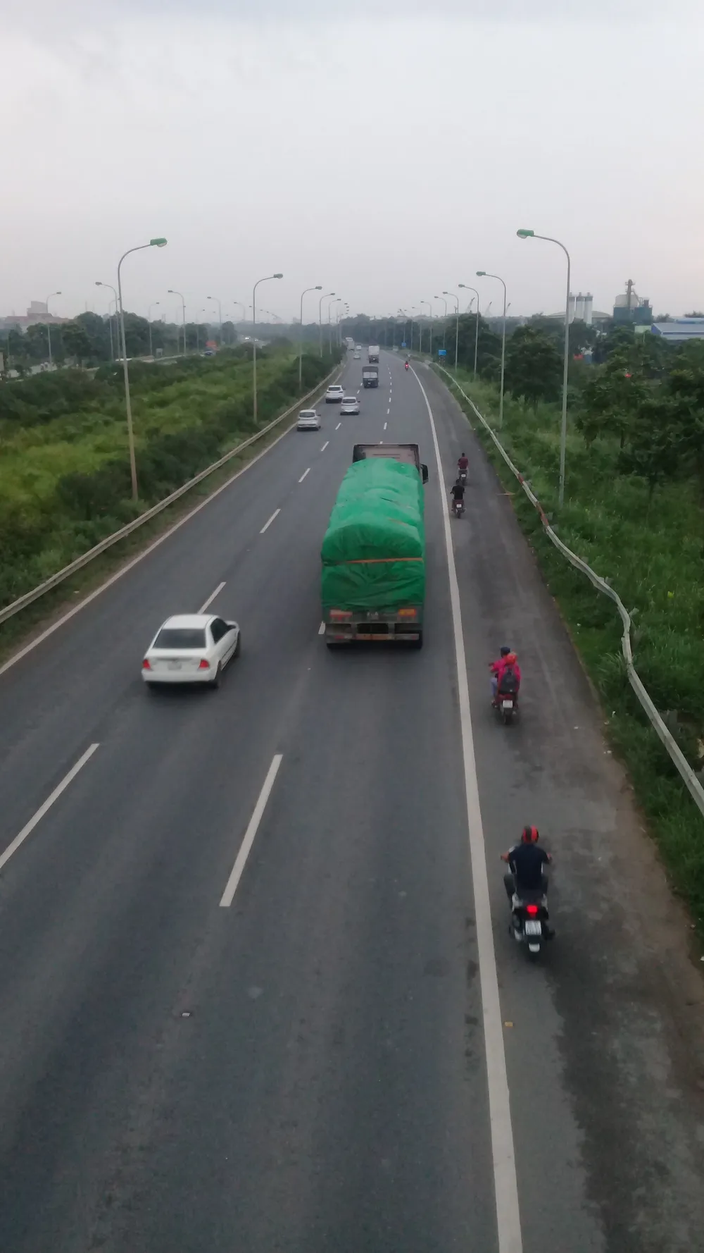 Hà Nội: Xe máy bất chấp nguy hiểm đi vào cao tốc  ảnh 1