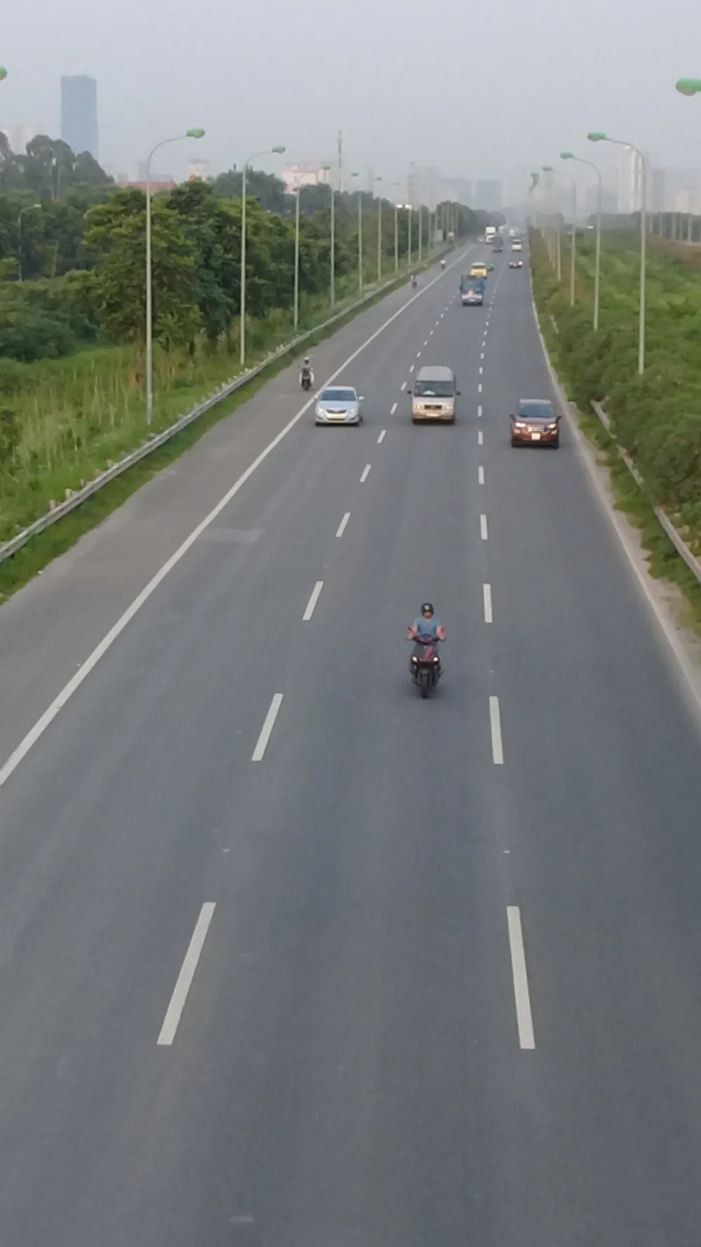 Hà Nội: Xe máy bất chấp nguy hiểm đi vào cao tốc  ảnh 2