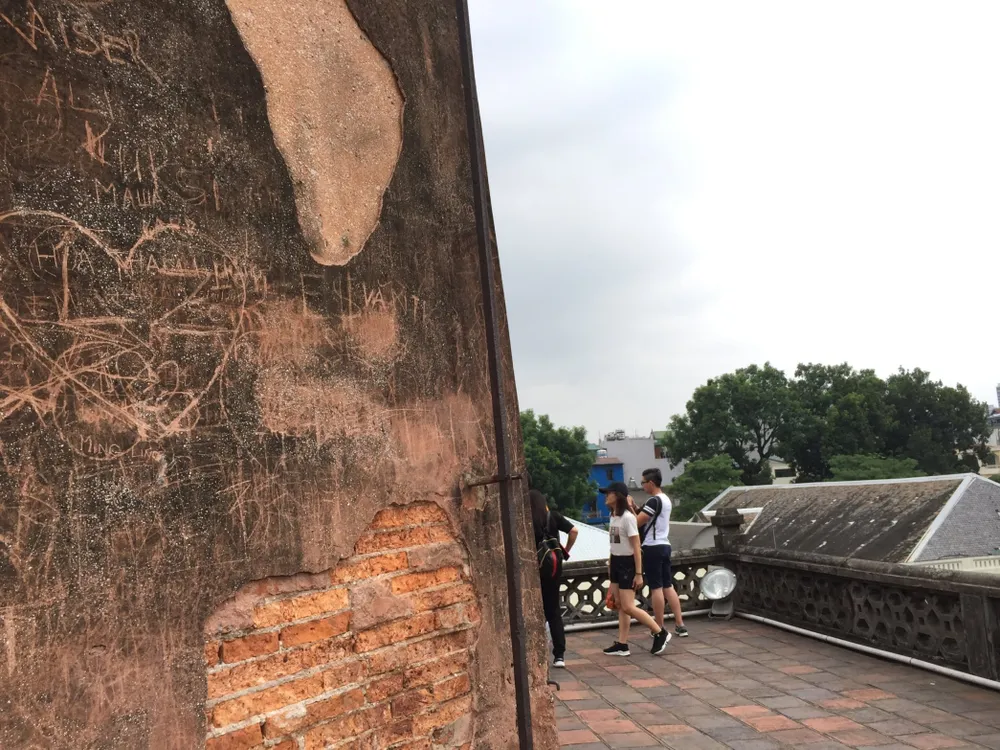 Di tích lịch sử bị vấy bẩn ở Hà Nội ảnh 6