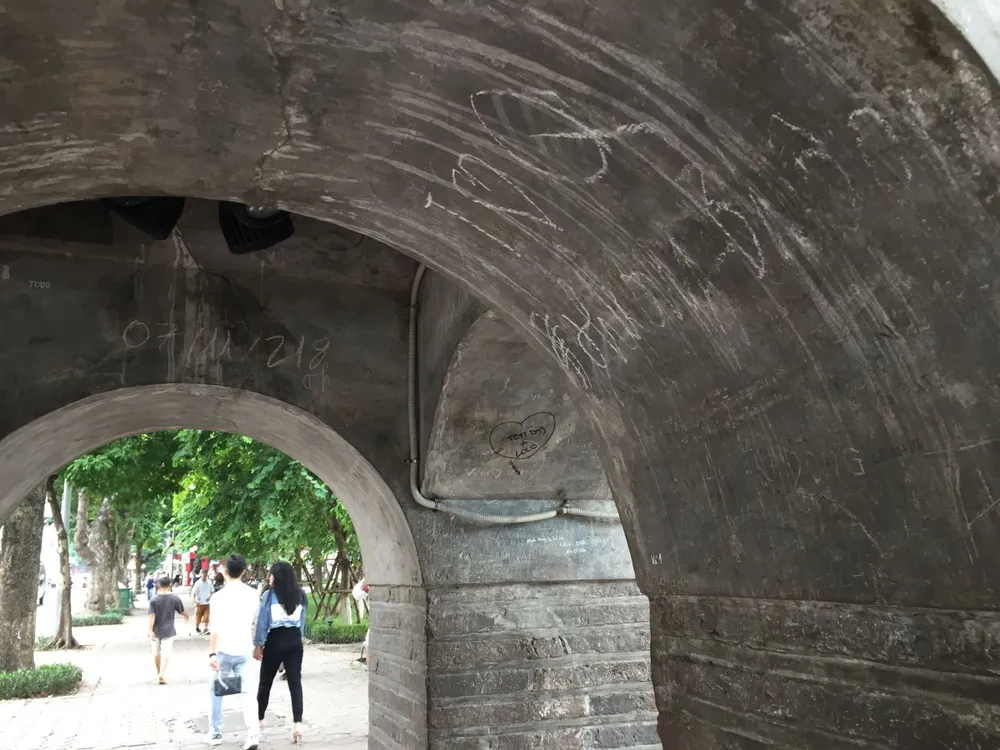 Di tích lịch sử bị vấy bẩn ở Hà Nội ảnh 8