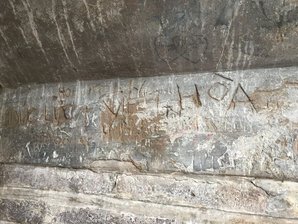 Di tích lịch sử bị vấy bẩn ở Hà Nội ảnh 9