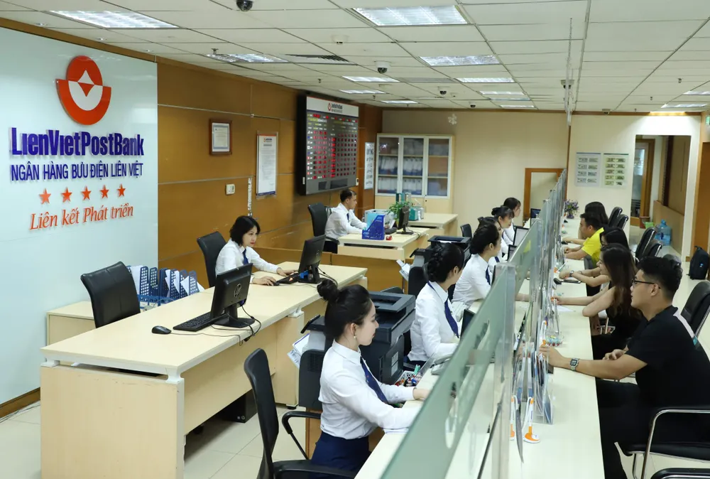 Khách hàng giao dịch tại LienVietPostBank