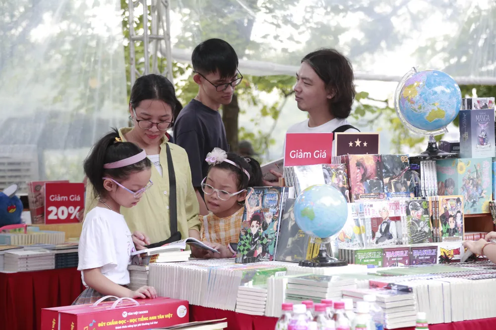 Một gian hàng thu hút sự quan tâm của nhiều bạn trẻ. Ảnh: HÀ NGUYỄN