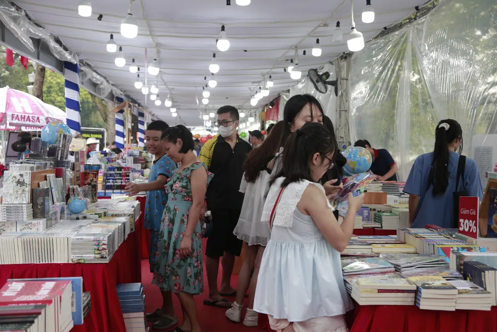 Nhiều em nhỏ được bố mẹ đưa đến hội sách. Ảnh: HÀ NGUYỄN