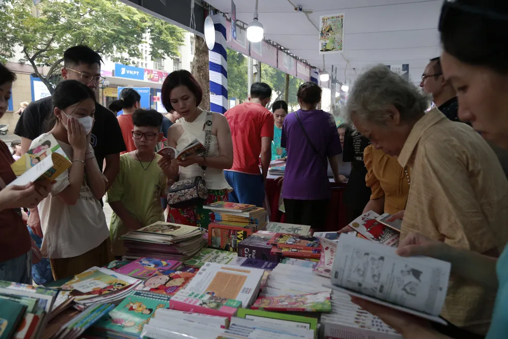 Hội sách thu hút khá đông khách tham quan, mua sách. Ảnh HÀ NGUYỄN