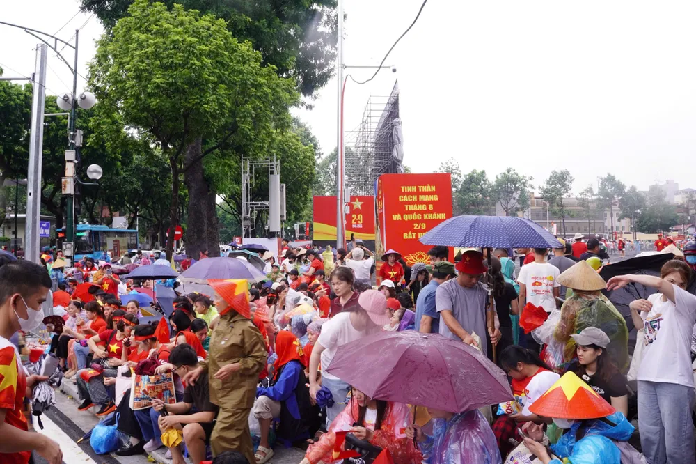 Có hiện tượng cho thuê ghế ngồi xem sơ duyệt diễu binh, diễu hành giá 100.000 đồng/ghế ảnh 7