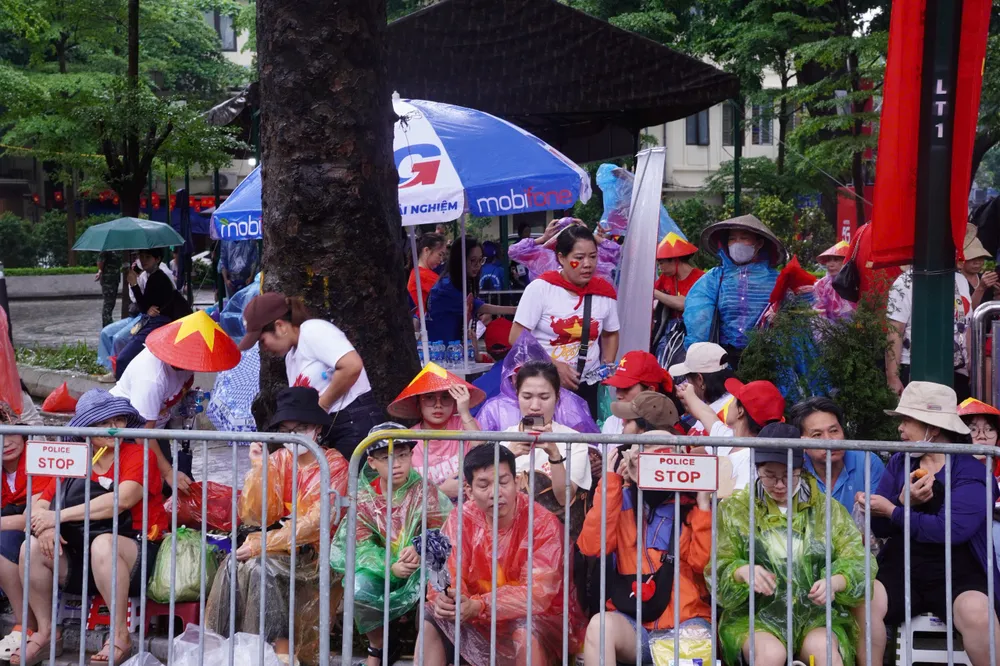 Có hiện tượng cho thuê ghế ngồi xem sơ duyệt diễu binh, diễu hành giá 100.000 đồng/ghế ảnh 8