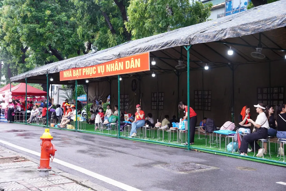 Nhà bạt dã chiến phục vụ người dân xem lễ diễu binh, duyệt binh