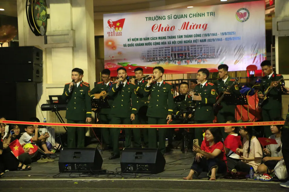 Sĩ quan chính trị.jpg