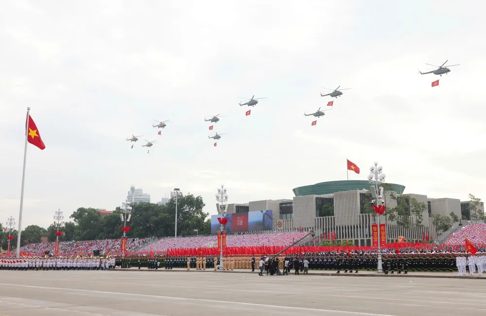 Biên đội trực thăng bay qua lễ đài. Ảnh: QUANG PHÚC