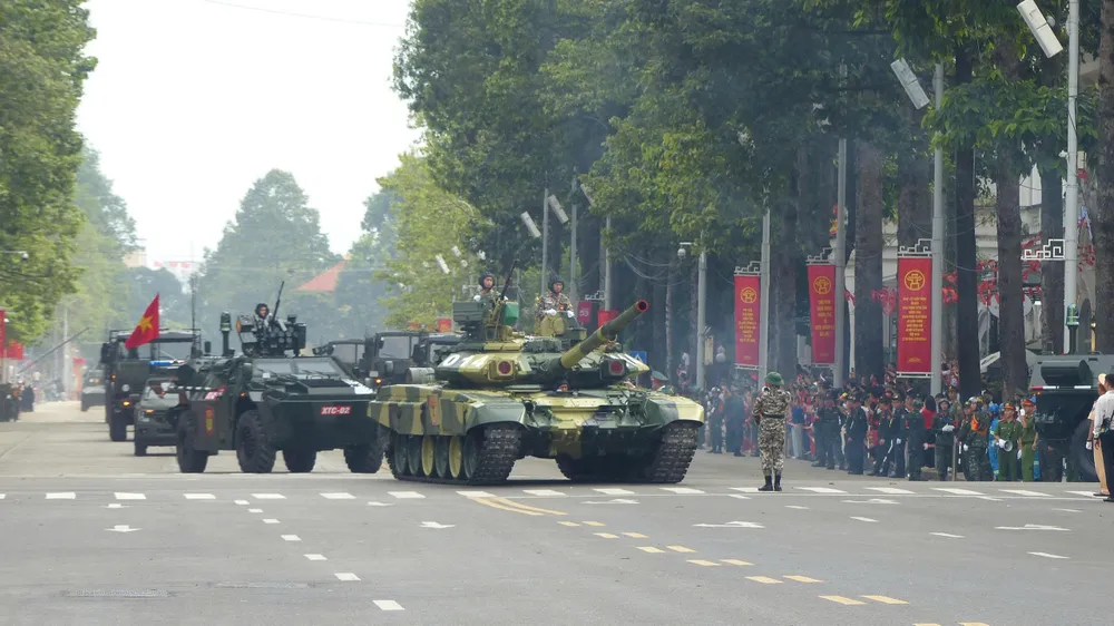 Xe tăng di chuyển trên đường Hùng Vương. Ảnh: TRẦN LƯU