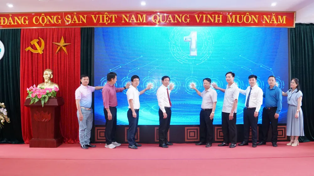 Các đại biểu bấm nút phát động cuộc thi. Ảnh: NHÀI NGUYỄN