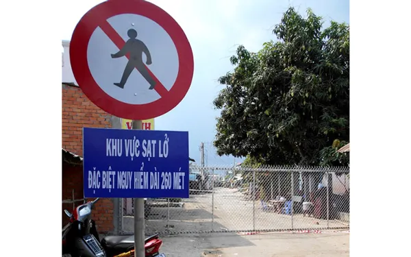 Khu vực sạt lở đã được cảnh báo, rào chắn và bảo vệ nghiêm ngặt. Ảnh: ĐÔNG XUYÊN