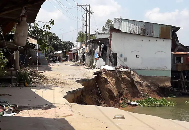 Sạt lở nghiêm trọng tại sông Vàm Nao do dòng chảy hạ lưu bị đói bùn cát ảnh 1