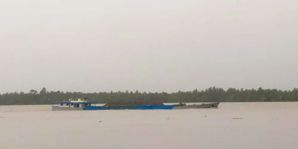 Sà lan chở cát trên sông Hàm Luông. Ảnh: BÌNH KHÁNH