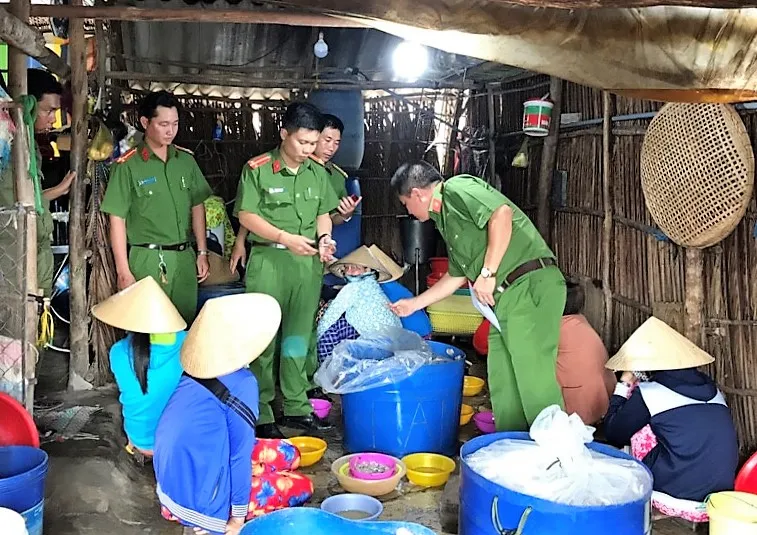 Lực lượng chức năng khám xét cơ sở bơm tạp chất vào tôm. Ảnh: MINH LUÂN