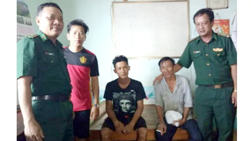 Các thuyền viên được cứu sống đưa về đồn Biên phòng cửa khẩu cảng An Thới. Ảnh: VĨNH THUẬN