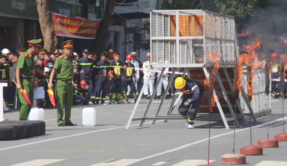 Hàng trăm Cảnh sát PCCC tham gia Hội thi cứu nạn cứu hộ lần I-2017 ảnh 7