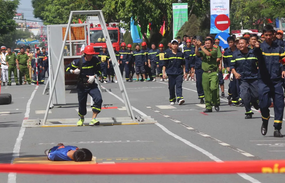 Hàng trăm Cảnh sát PCCC tham gia Hội thi cứu nạn cứu hộ lần I-2017 ảnh 8