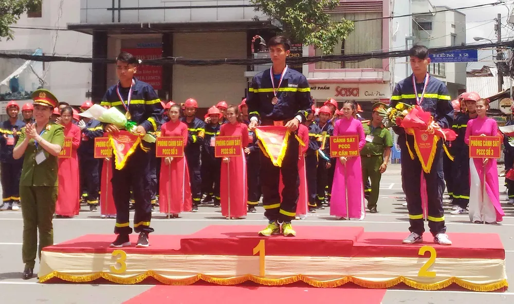 Hàng trăm Cảnh sát PCCC tham gia Hội thi cứu nạn cứu hộ lần I-2017 ảnh 2