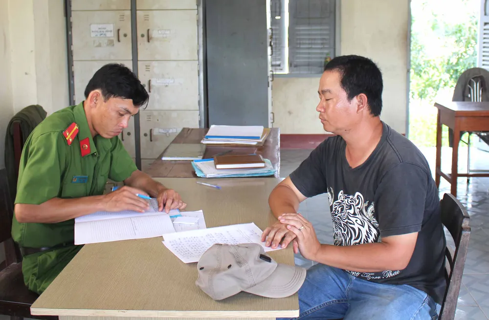 Một trong 4 đối tượng hành hung nhà báo bị công an huyện Thạnh Hóa mời đến lấy lời khai. Ảnh: KIẾN VĂN