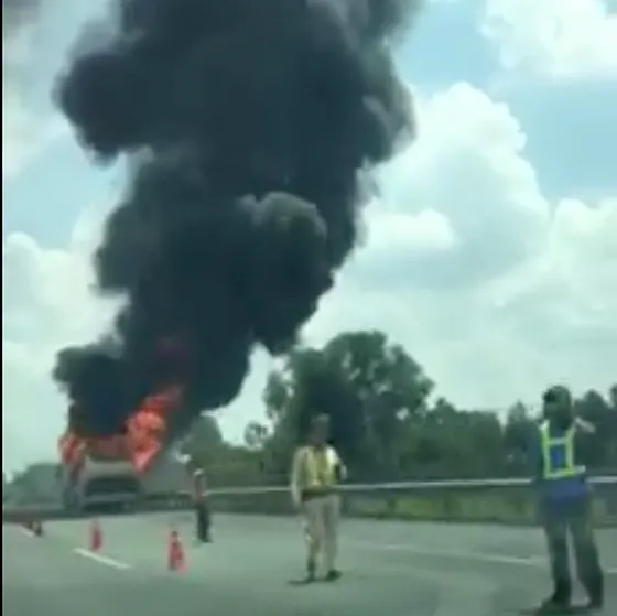 Liên tiếp 2 vụ cháy xe, nhiều người thoát chết  ảnh 1