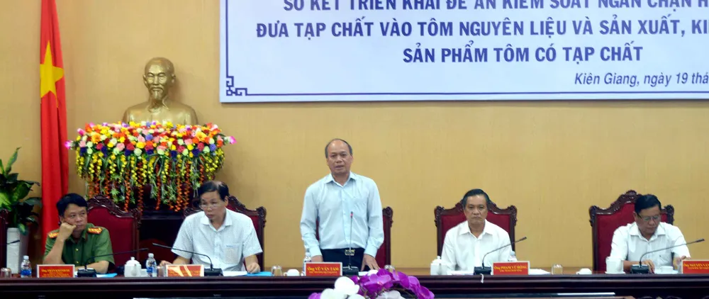 Kiểm soát, ngăn chặn hành vi bơm tạp chất vào tôm ảnh 1