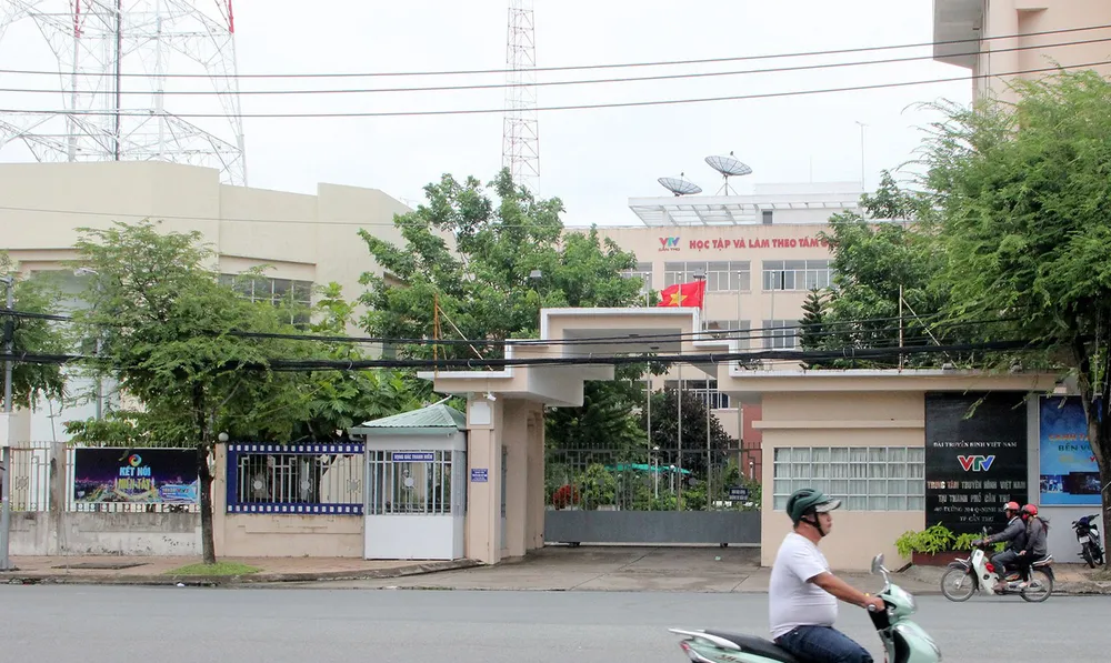 Bắt đối tượng ôm bình gas lao vào trụ sở Trung tâm Truyền hình Việt Nam tại Cần Thơ ảnh 1