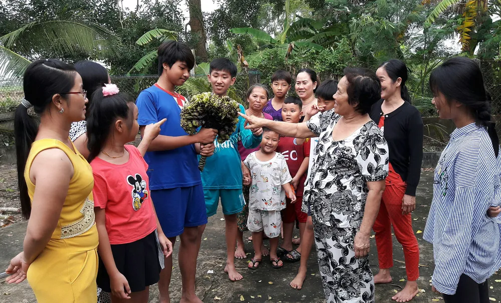 Người dân tò mò xem bắp chuối có hình thù kỳ lạ ảnh 3