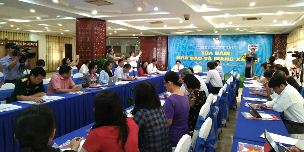 Mạng xã hội có ảnh hưởng tích cực và không ít tiêu cực đến đời sống báo chí ảnh 1