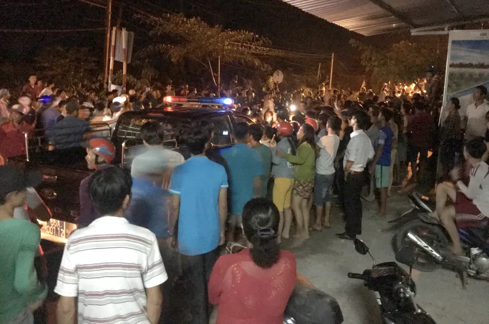 Cảnh hỗn loạn tại trạm thu phí cầu Sông Cái Nhỏ đêm 29-9. Ảnh: ĐĂNG NGUYÊN