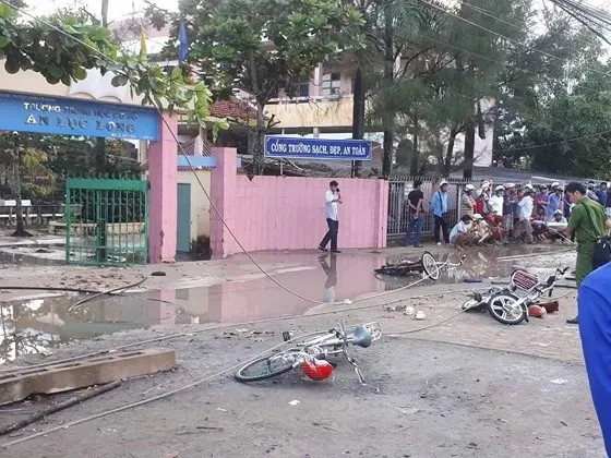 Hiện trường vụ tai nạn đứt dây điện khiến 2 học sinh bị  tử vong và 4 học sinh khác bị thương