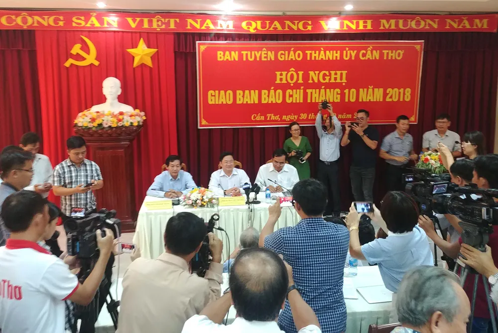 Giao ban báo chí TP Cần Thơ: Nhiều câu hỏi về vụ đổi 100 USD chưa được trả lời dứt điểm ảnh 1