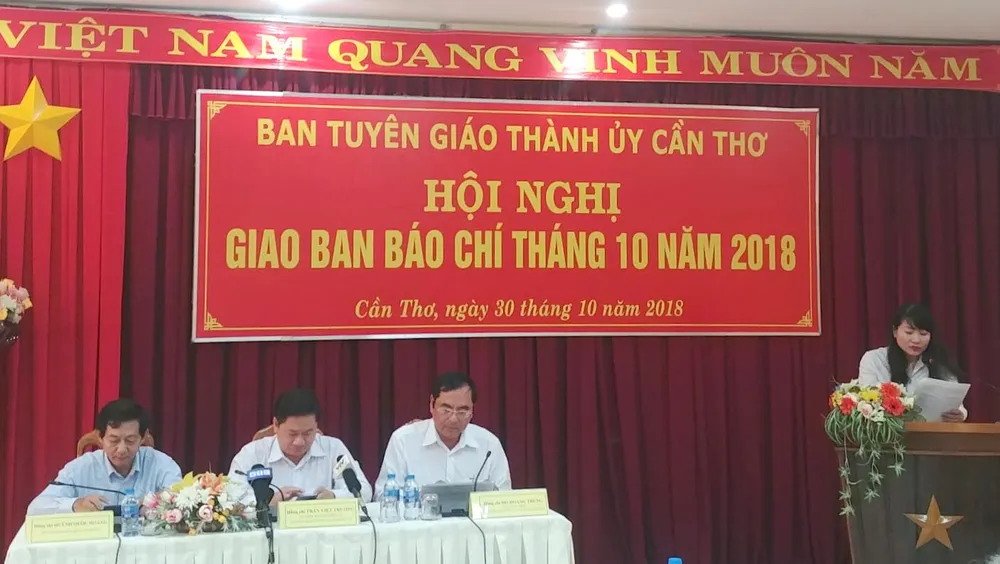 Giao ban báo chí TP Cần Thơ: Nhiều câu hỏi về vụ đổi 100 USD chưa được trả lời dứt điểm ảnh 2