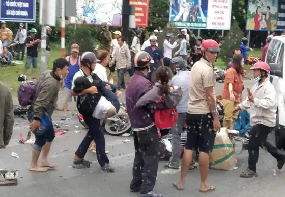 Xe đầu kéo tông hàng chục xe máy chờ đèn đỏ, nhiều người chết tại chỗ ảnh 4