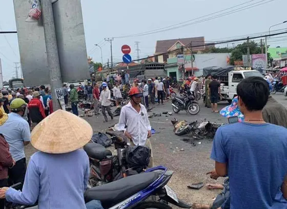 Xe đầu kéo tông hàng chục xe máy chờ đèn đỏ, nhiều người chết tại chỗ ảnh 2