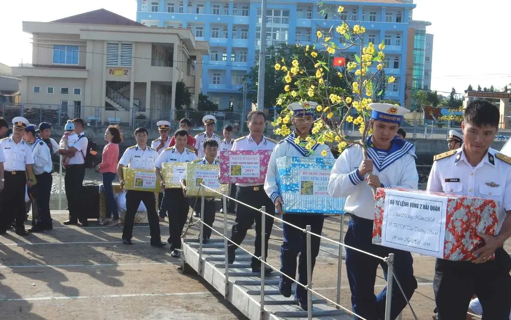  Vùng 2 Hải quân thăm, chúc tết Nhà giàn DK1 và các lực lượng làm nhiệm vụ trên biển ảnh 1