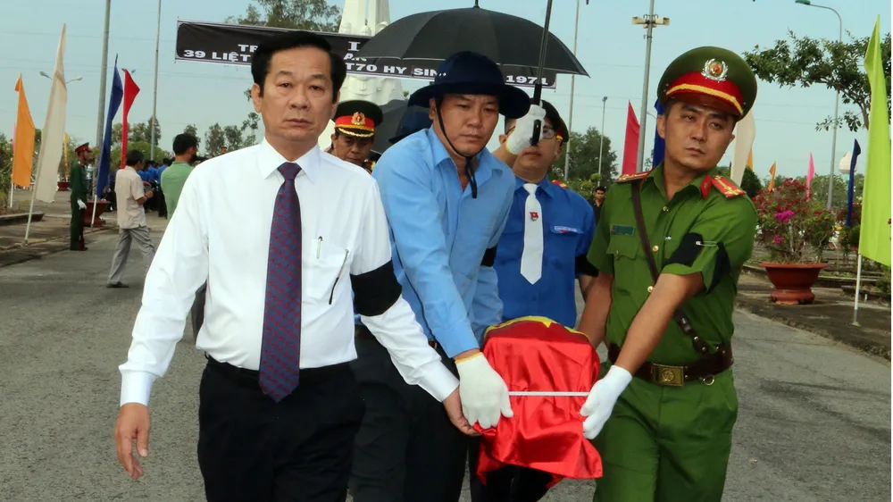 Kiên Giang tổ chức lễ truy điệu, an táng 39 hài cốt liệt sĩ. Ảnh: VĨNH THUẬN