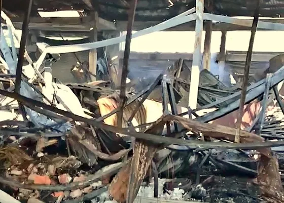 Khu nhà lồng chợ bị thiêu rụi trong đêm ảnh 4