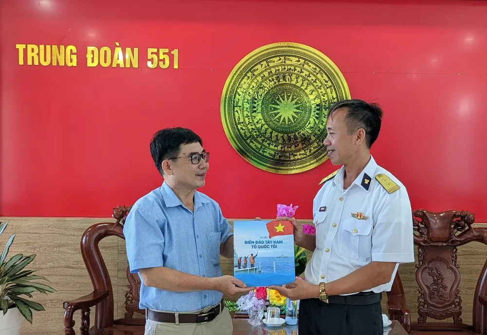 Đại diện Báo SGGP tặng Kỷ yếu "Biển đảo Tây Nam Tổ Quốc tôi" cho Trung đoàn Radar 551, Bộ Tư lệnh Vùng 5 Hải quân. Ảnh: VĂN ĐỊNH Đại diện Báo SGGP tặng Kỷ yếu "Biển đảo Tây Nam Tổ Quốc tôi" cho Trung đoàn Radar 551, Bộ Tư lệnh Vùng 5 Hải quân. Ảnh: VĂN ĐỊNH