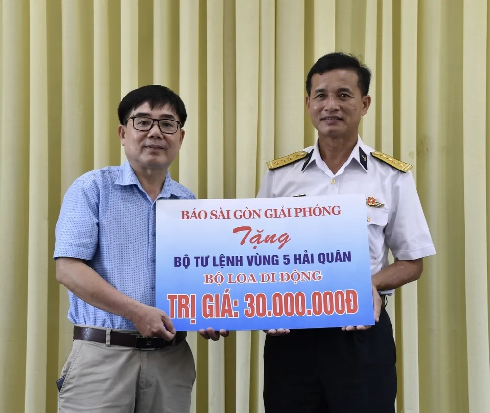 Đại diện Báo SGGP trao quà tặng cán bộ, chiến sĩ Vùng 5 Hải quân. Ảnh: VĂN ĐỊNH Đại diện Báo SGGP trao quà tặng cán bộ, chiến sĩ Vùng 5 Hải quân. Ảnh: VĂN ĐỊNH