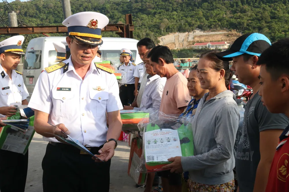 Đoàn công tác Trung đoàn ra đa 551 tuyên truyền, phổ biến pháp luật cho ngư dân đảo Thổ Chu. Ảnh: TRẦN KIÊN