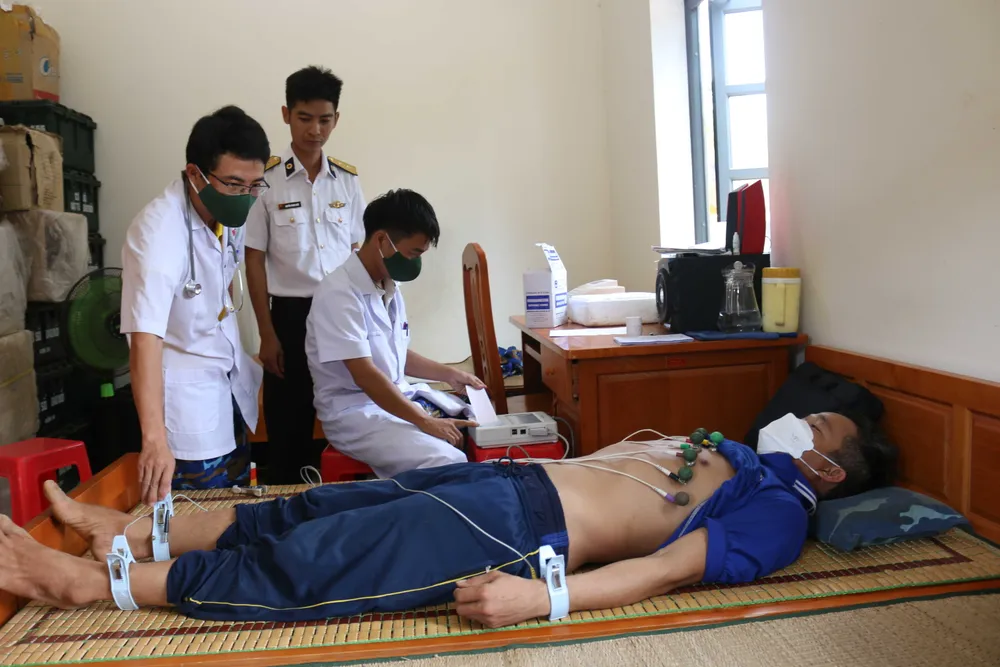 Các y, bác sĩ Đội điều trị 78 khám sức khỏe cho người dân đảo Hòn Chuối. Ảnh: TRẦN KIÊN