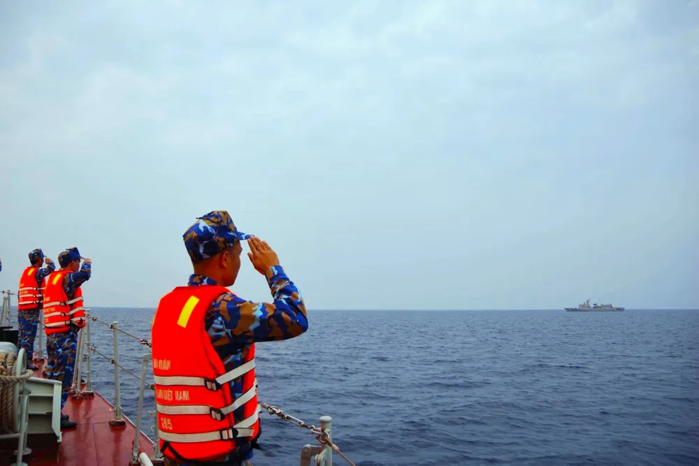 Cán bộ, chiến sĩ Tàu 265 chào tạm biệt Biên đội tàu Hải quân Hoàng gia Thái Lan sau khi kết thúc tuần tra chung Cán bộ, chiến sĩ Tàu 265 chào tạm biệt Biên đội tàu Hải quân Hoàng gia Thái Lan sau khi kết thúc tuần tra chung