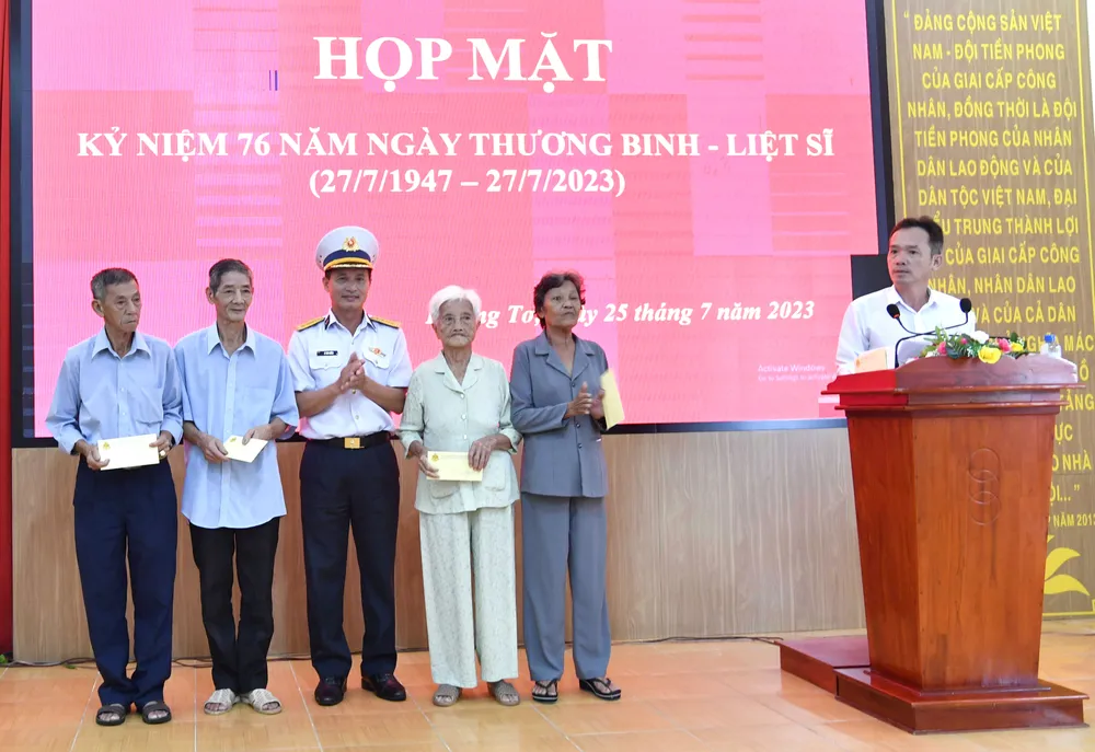 Đại tá Lê Văn Hưởng tặng quà các gia đình chính sách trên địa bàn đóng quân. Ảnh: VĂN ĐỊNH Đại tá Lê Văn Hưởng tặng quà các gia đình chính sách trên địa bàn đóng quân. Ảnh: VĂN ĐỊNH