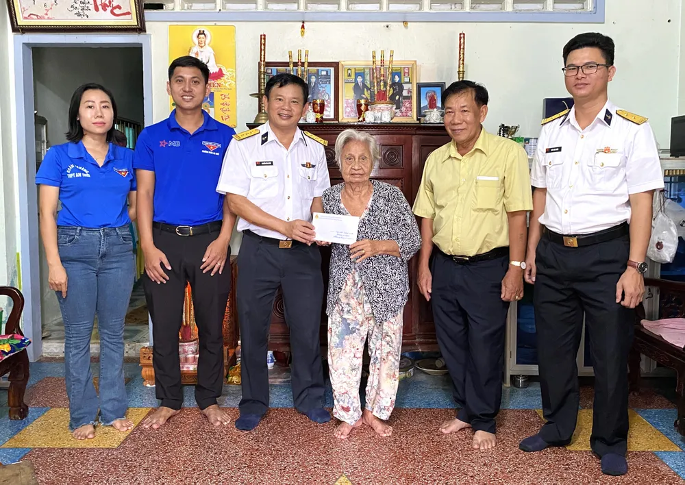 Thủ trưởng Lữ đoàn 127 tặng quà gia đình bà Phạm Thị Bảy (thân nhân liệt sĩ, ngụ Khu phố 1, phường An Thới, TP Phú Quốc, tỉnh Kiên Giang) Thủ trưởng Lữ đoàn 127 tặng quà gia đình bà Phạm Thị Bảy (thân nhân liệt sĩ, ngụ Khu phố 1, phường An Thới, TP Phú Quốc, tỉnh Kiên Giang)