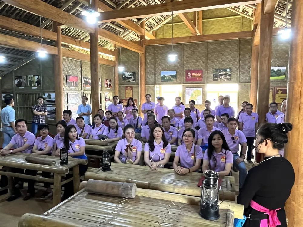 Đoàn nghiên cứu thực tế K73.B05 Thành ủy TPHCM nghe thuyết minh về lịch sử ra đời của Trường Nguyễn Ái Quốc