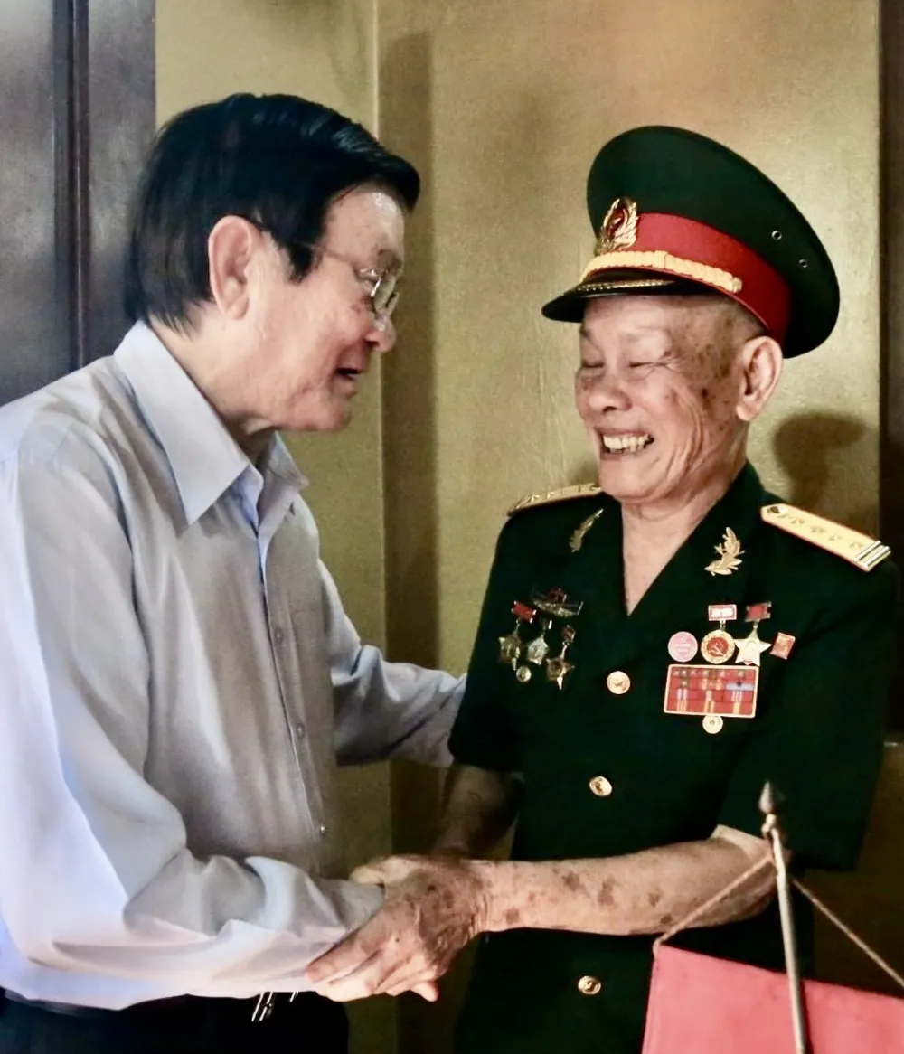 Nguyên Chủ tịch nước Trương Tấn Sang thăm hỏi Đại tá Nguyễn Lư, nguyên Sư trưởng Sư đoàn 3 Sao Vàng .jpg